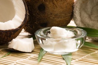 treat dandruff with coconut oil