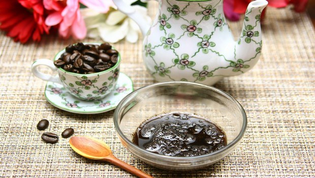 how to remove dead skin cells-anti-aging coffee scrub