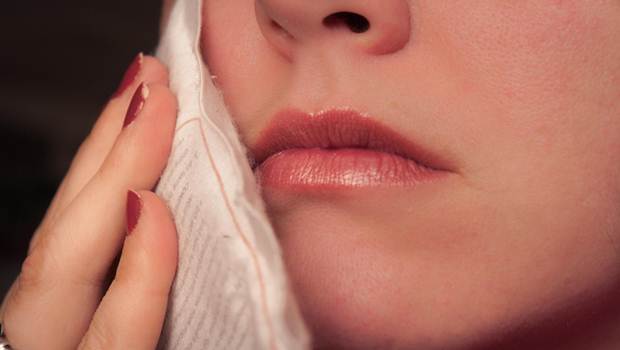 how to get rid of swollen lip 