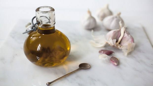 home remedies for ear congestion-garlic oil