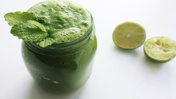 how to cleanse your body-go for a detoxifying smoothie