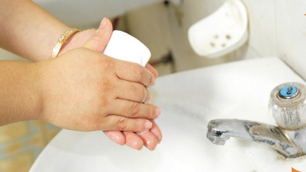 how to heal cracked fingertips-avoid soaps