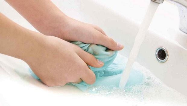 how to heal cracked fingertips-wash hands gently