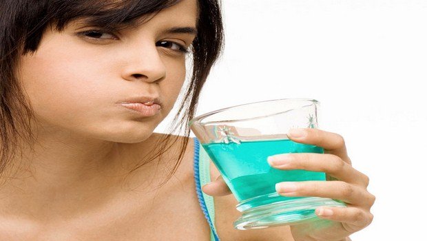 how to reduce throat swelling-gargling with salt water