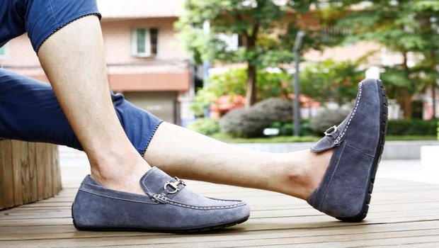 how to stop itchy feet-wear the comfortable shoes