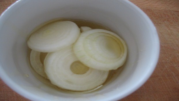 how to treat burns on hand-onion juice