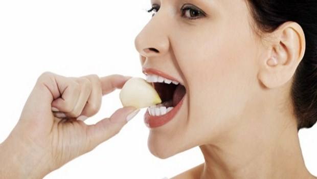 how to treat nasal congestion-consume garlic