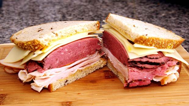 calories in pastrami sandwich