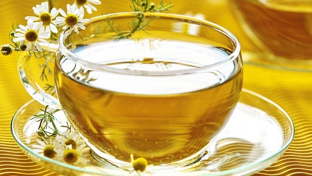 foods that reduce bloating-chamomile and peppermint tea