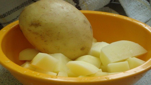 home remedies for burning eyes-raw potato