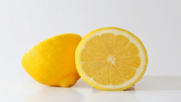 home remedies to grow eyelashes-lemon