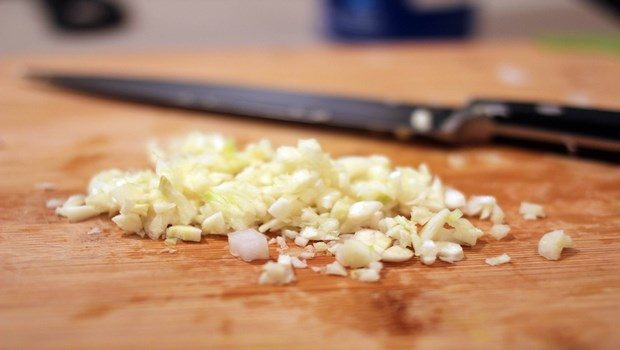 how to treat bee stings-crushed garlic