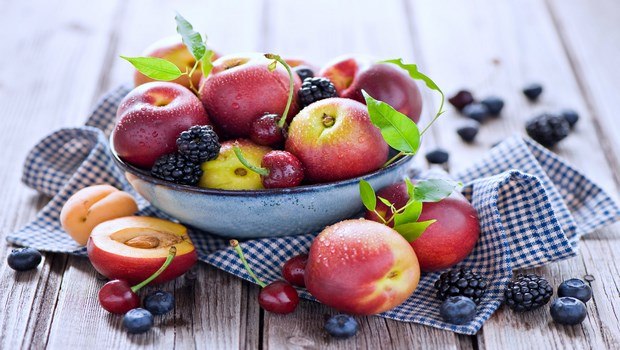 how to keep fruits and vegetables fresh-berries, cherries, and grapes