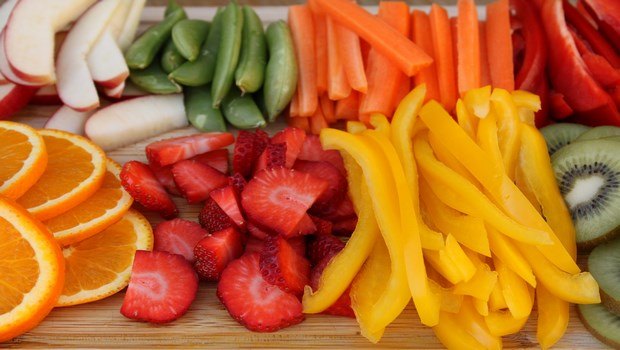 how to treat hemorrhoids-eat plenty of fresh vegetable and fruits