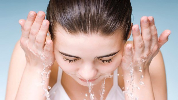 how to treat watery eyes-wash your eyes regularly with warm water