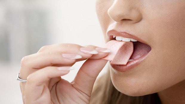 foods that cause bloating-chewing gum