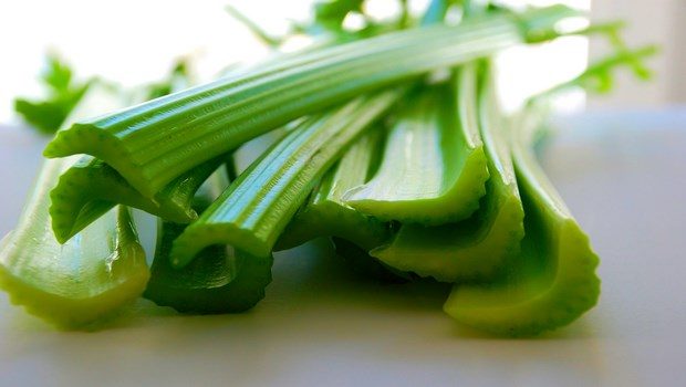 foods to reduce high blood pressure-celery