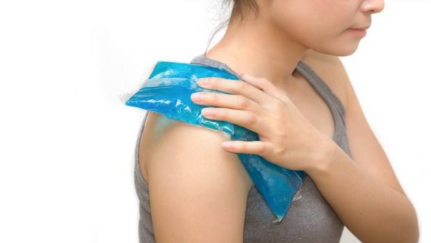 how to get rid of a stiff neck-cold compresses