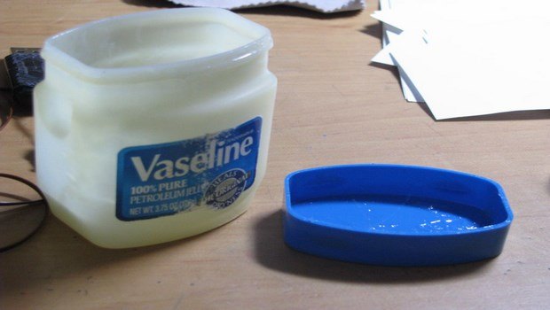 how to make your nails stronger-vaseline