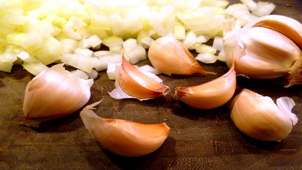 how to stop tooth decay-garlic or onion