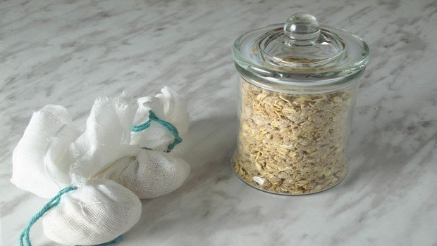 how to treat hives-soak in oatmeal bath
