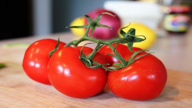 how to treat oily skin-tomatoes