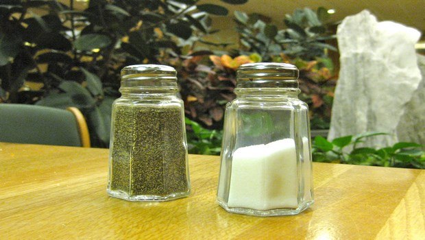 how to treat toothache-pepper and salt