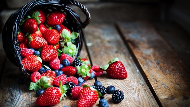 foods that make you look younger - berries