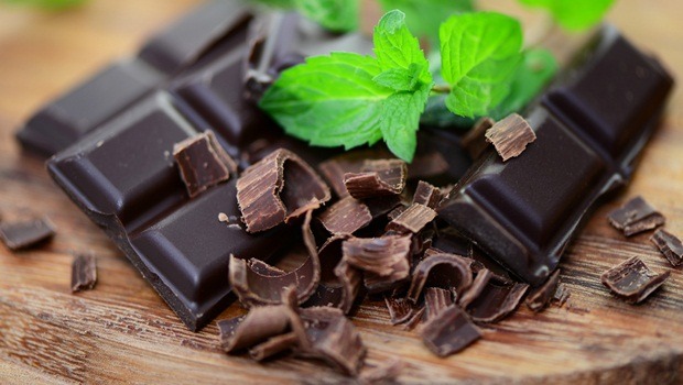 foods that make you look younger - dark chocolate