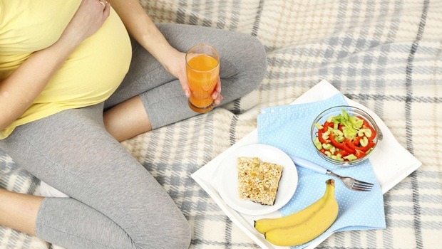 how to treat gestational diabetes - eating simple breakfast