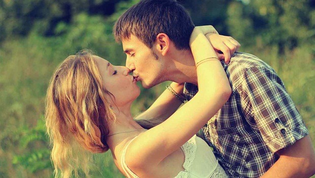 kissing tips for guys - feel the moment, and close the eyes
