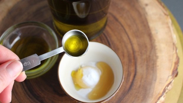 baking soda face mask - moisturizing mask of olive oil and baking soda