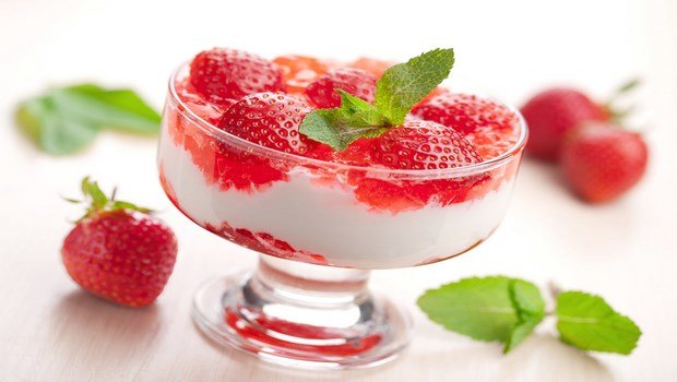 yogurt face mask recipe-strawberries and yogurt mask