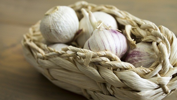diet tips for men - garlic helps to reduce tiredness