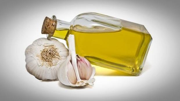 home remedies for athlete’s foot - garlic with olive oil