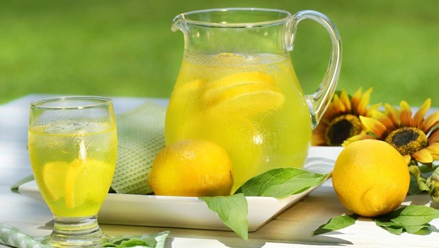 foods for water retention - lemon juice