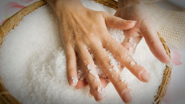 home remedies for neck pain - epsom salt bath
