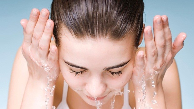 how to fight drowsiness - splash cold water onto your face