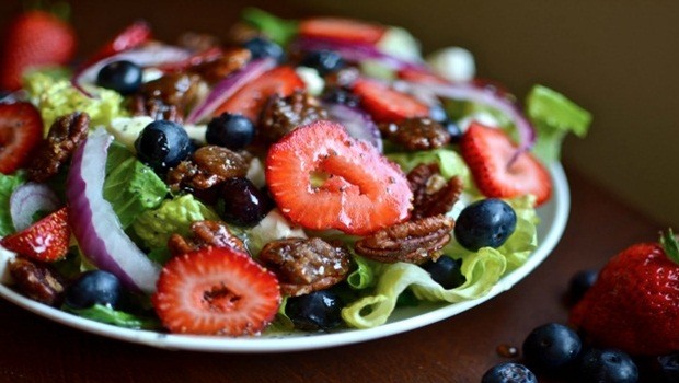 summer salad ideas - very berry salad and poppy seed dressing