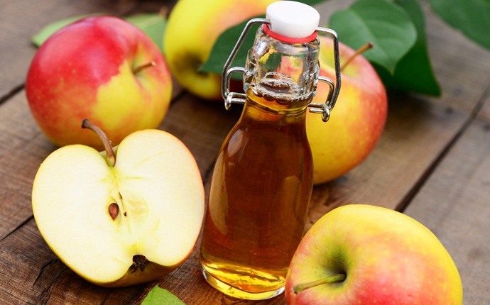 how to get rid of water retention - apple cider vinegar with water