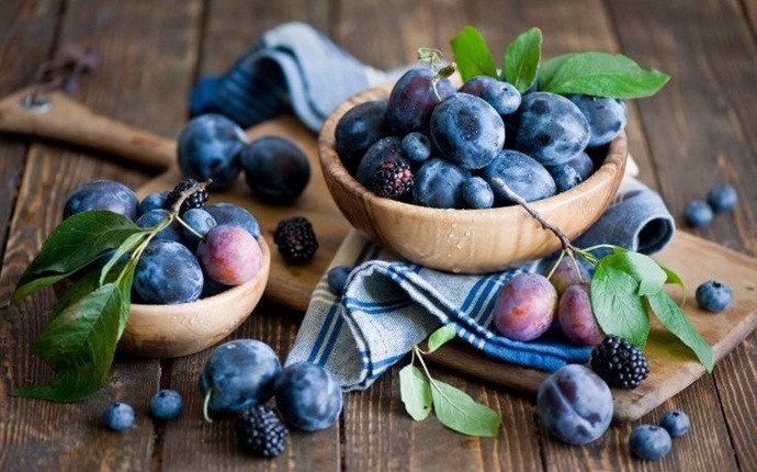 skin tightening face pack - blueberry and honey