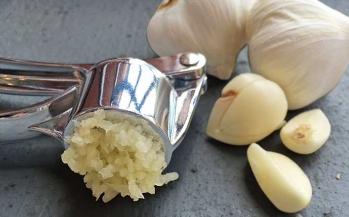 garlic for acne - direct application of garlic