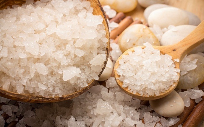 how to get rid of water retention - epsom salt and water
