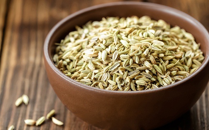 how to get rid of water retention - fennel seeds and boiling water
