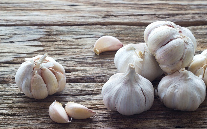 how to get rid of water retention - garlic