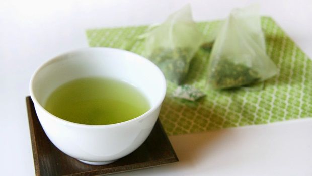 how to get rid of wrinkles - green tea bag and hot water