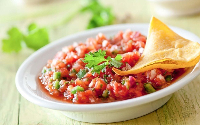 low calorie diet for weight loss - homemade salsa dip along with chips