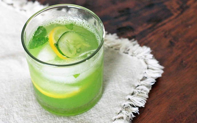 lemon for dark circles - lemon juice and mint leaves