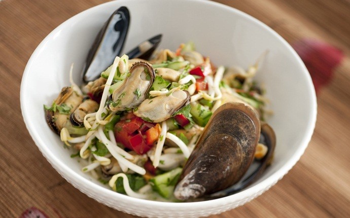 easy mussel recipes - mussels and vegetable salad