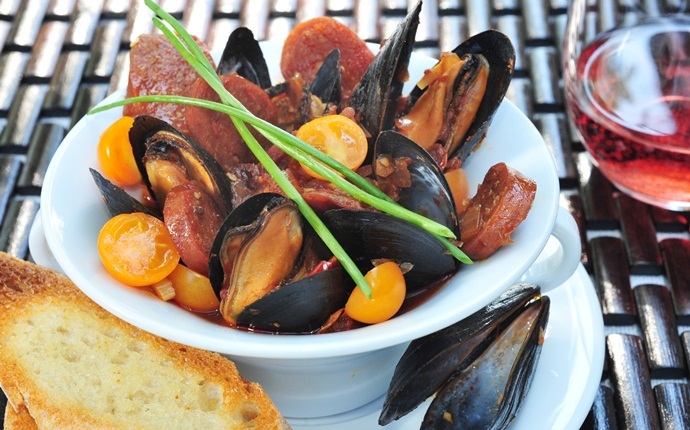 easy mussel recipes - mussels in chorizo plus tomato broth